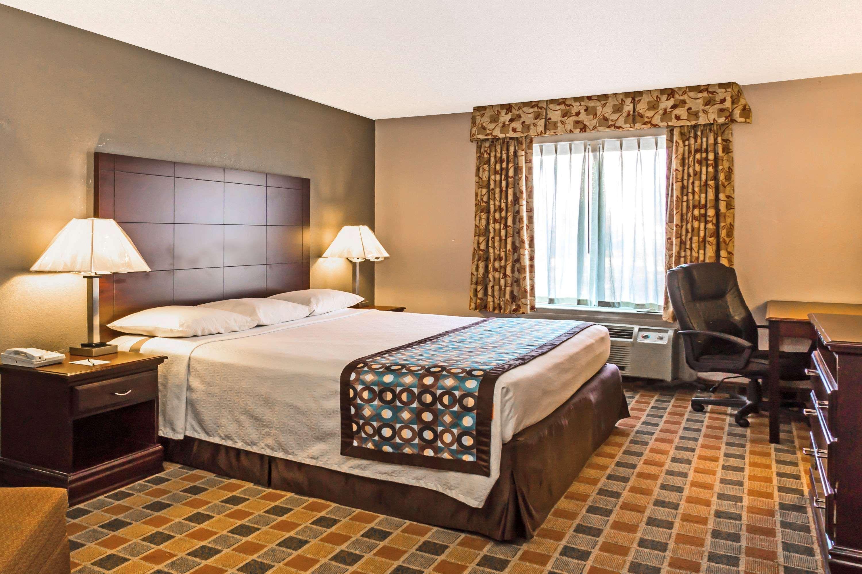 Super 8 By Wyndham Frankfort In Экстерьер фото